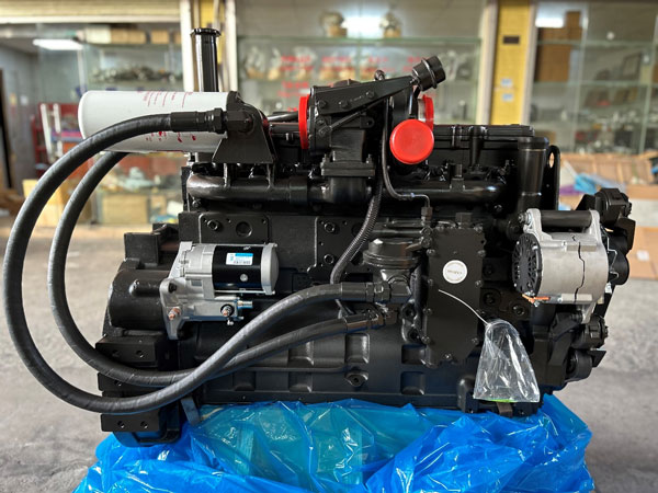 SWAFLY MACHINERY, Değerli Müşterisine 3 Güçlü Cummins SAA6D114E-3 motorunu Teslim Ediyor